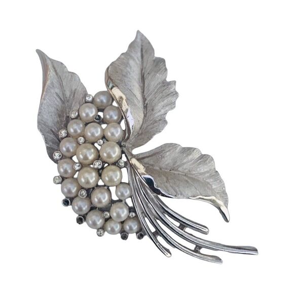 VTG Crown TRIFARI Pearl Brooch Crystal Silver Tone Costume Jewelry Wedding - Picture 5 of 8